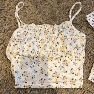 Blommiga kläder  - Linne - XS 10kr  T-shirt - S 10kr  Oanvända 