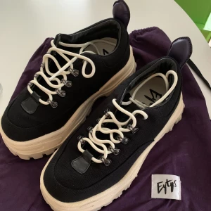 Sneakers - Säljer dessa skor från Eytys då dom tyvärr är för stora för mig. Inköpa för två år sedan men endast använda två gånger. Köparen får med eytyspåsen. 