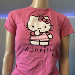 Hello Kitty t-shirt, ej baby tee men ganska liten i storleken så typ XS, men passar förmodligen S med