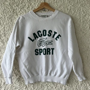 Lacoste sweatshirt - Snygg Lacoste tröja i ett super skönt material! Trycket är i grönt.