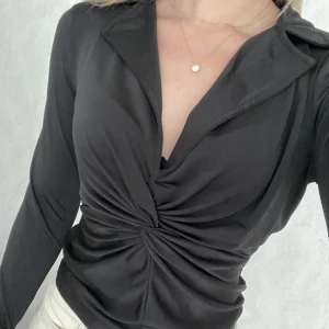 Topp - Svart topp från NLY TREND. Storlek S. Endast prövad.