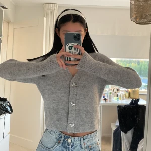 Kofta  - Supersöt kofta från & Other Stories. Prislapp och kvitto finns! Aldrig använd. Nypris: 790kr