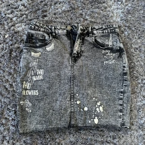 Grå (stentvättadcool jeanskjol,  från New Yorker  - Grå (stentvättad) jeanskjol,  från New Yorker, storlek M