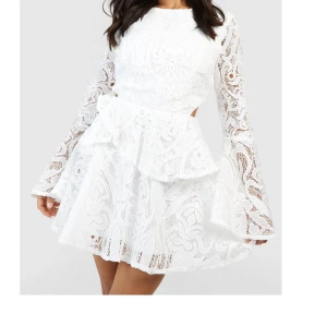 Studentklänning  - Hej, helt ny klänning i storlek 40 helt underbar från bohoo, ny 721 kr. Perfekt till studenten 🥰 Hör av er för fler bilder  