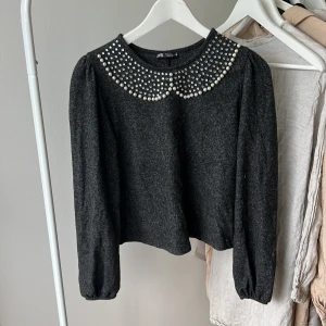 Stickad tröja med pärlor  - Stickad tröja med pärlor från zara. Strl S. 130kr