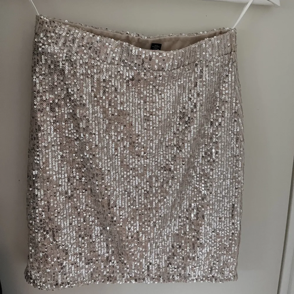 En fin glittrig kjol från Nelly, Storlek XS! (Använd 1 gång)💗. Kjolar.