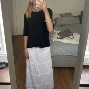 Trekvartsärmad tröja - Säljer denna svarta trekvartsärmade tröja från Carin Wester, material viskos och polyester. Knappt använd. Storlek XS men passar även S. Har du någon fråga är det bara att höra av sig🫶🏼