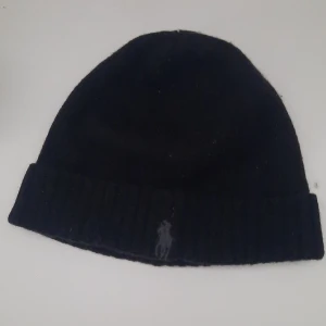 Polo ralph lauren mössa - Säljer den för att jag inte använder den. Ny pris 699 kr, säljer den för 299 kr