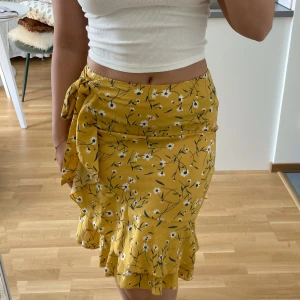 Gul kjol - Supergullig kjol i fint skick o ca strl XS-S 🦋 Jag är 1,60 för referens 😁 Fraktas spårbart för 39 kr 💐