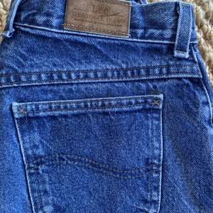 Mörkblå vintage lee-jeans! Mäter 83 cm i midjan och 99cm i längd