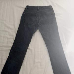 min tjej säljer sina gamla jeans skicka privat för exakta mått