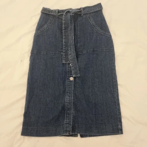 Demin kjol - Stretchig material med bälte 