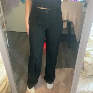Kostymbyxor  - Svarta kostymbyxor från pull&bear i storlek M. Det är fläckar på spegeln inte byxorna.