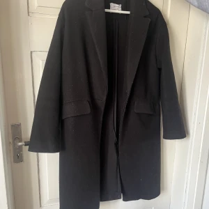 Svart kappa - Supersnygg kappa från bershka som tyvärr inte kommer till användning längre. Använt den ganska mycket men är i bra skick. Pris kan diskuteras 🥰🥰