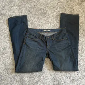 Säljer dessa assnygga lågmidjade jeans från Mavi pga att de är lite för stora för mig. 200 kr + frakt🫶