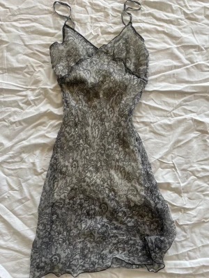 Tunn sommarklänning  - Super gullig tunn klänning med mönster, som har en vit underkjol