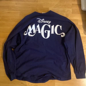Disney tröja - Väldigt stor. Sitter löst på mig som är 186 (81 kg) men ändå skön. Bra skick inga fläckar eller så.