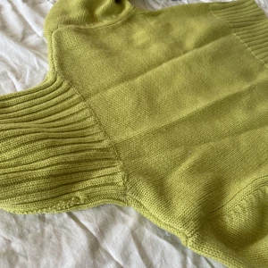 Stickad långärmad tröja - En vintage 70-tal stickad långärmad tröja, som jag fick från päronen, ganska kort vid midjan men annars varm och mysig perfekt för hösten 