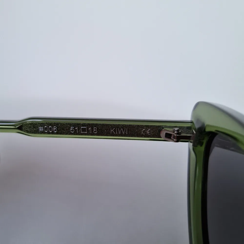 Chimi modell #006 i färgen Kiwi. Glasögonen har spegelglas. Aldrig använda, fått som present.  . Accessoarer.