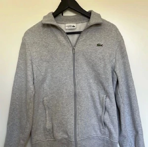 Lacoste  - Vill sälja min Lacoste tröja skick:10/10 perfekt till sommaren🌤️