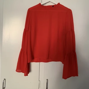 Blus - En röd blus från Gina Tricot med volangärmar 