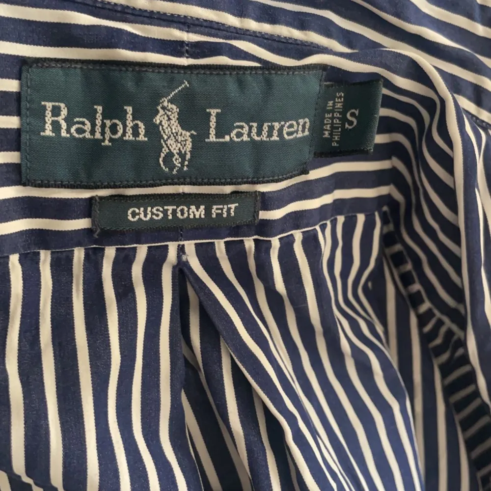 Säljer en randig Ralph lauren skjorta i storlek S. Skjortan är i jätte bra skick och är perfekt nu för sommaren. Säljer för 275kr. . Skjortor.