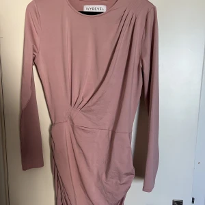 Väldigt skön klänning  - En väldigt fin och skön klänning från Ivyrevel i storlek S. Aldrig använd. 
