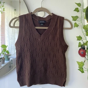 Brun väst monki - Säljer min systers superfina stickade väst från Monki i stl XS. Aldrig använd och går att styla både som crop top eller med t-shirt eller skjorta under. Skriv privat om du har frågor :)
