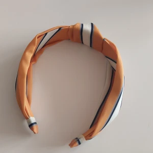 Hårband/Diadem - Ett diadem/hårband från glitter tror jag. Använt några ggr men slutade gilla designen på mig. Söt på sommaren🤍🍓