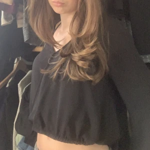 Svart blus! - Säljer denna jättefina svart blusen som passar perfket om man vill klä upp en outfit! Använd 1-2 ggr så nästan helt oanvänd! Kom privat för fler frågor angående blusen🖤🙌