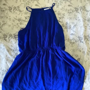 Byxdress - Säljer denna nlytrend byxdress som jag dessvärre inte finner till användning av längre. Jätteskönt material och perfekt för sena sommarkvällar eller något att slänga över ner till stranden💕