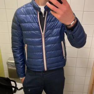 Moncler Daniel jacka  - En riktigt schyst moncler jacka, perfekt nu till våren och kalla sommarkvällar! Skicka 8/10 använd någon månad men annars bra skick. Nypris ligger på ca 5000kr. Storlek 14, sitter som en XS/ Size 0 Någon fråga eller fundering skriv i dm!
