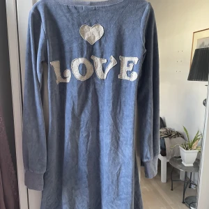 Klänning från Blooming stlM - Klänning i plysch, fint skick . Blooming Stl M , lite oversized