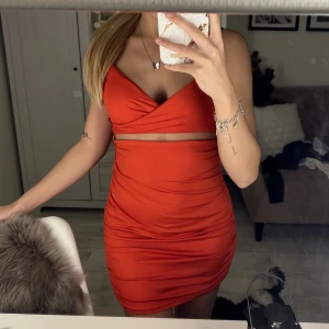 Röd klänning - Säljer denna snygga röda klänning eftersom jag inte har använt den så mycket och har hittils använt den endast 1-3 gånger. Den är precis som ny och passar bra med och utan bh ❤️