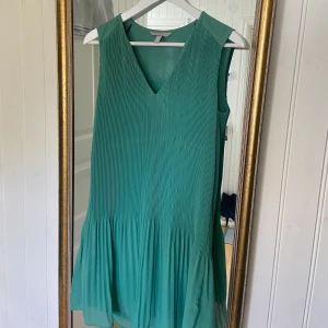 Grön klänning  - Grön klänning. Helt oanvänd och perfekt till sommaren 💚