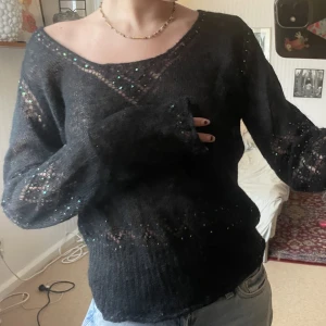 tunn stickad tröja - superfin tunn stickad tröja med glitterdetaljer. Köpt secondhand och är väldigt bra skick!💞