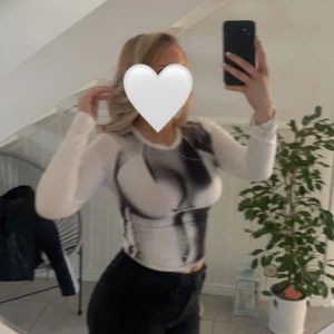 Shein tröja - säljer denna tröjan då den inte kommer till användning eftersom jag inte den sitter fint på mig, köpte den för ca 1 månad sen. använd 1 gång💕💕