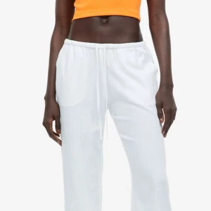 Söker Linnebyxor  - Söker dessa vita men även svarrta och randiga linnebyxor ifrån hm i strl Xs. Söker Vita,Randiga och Svarta! 