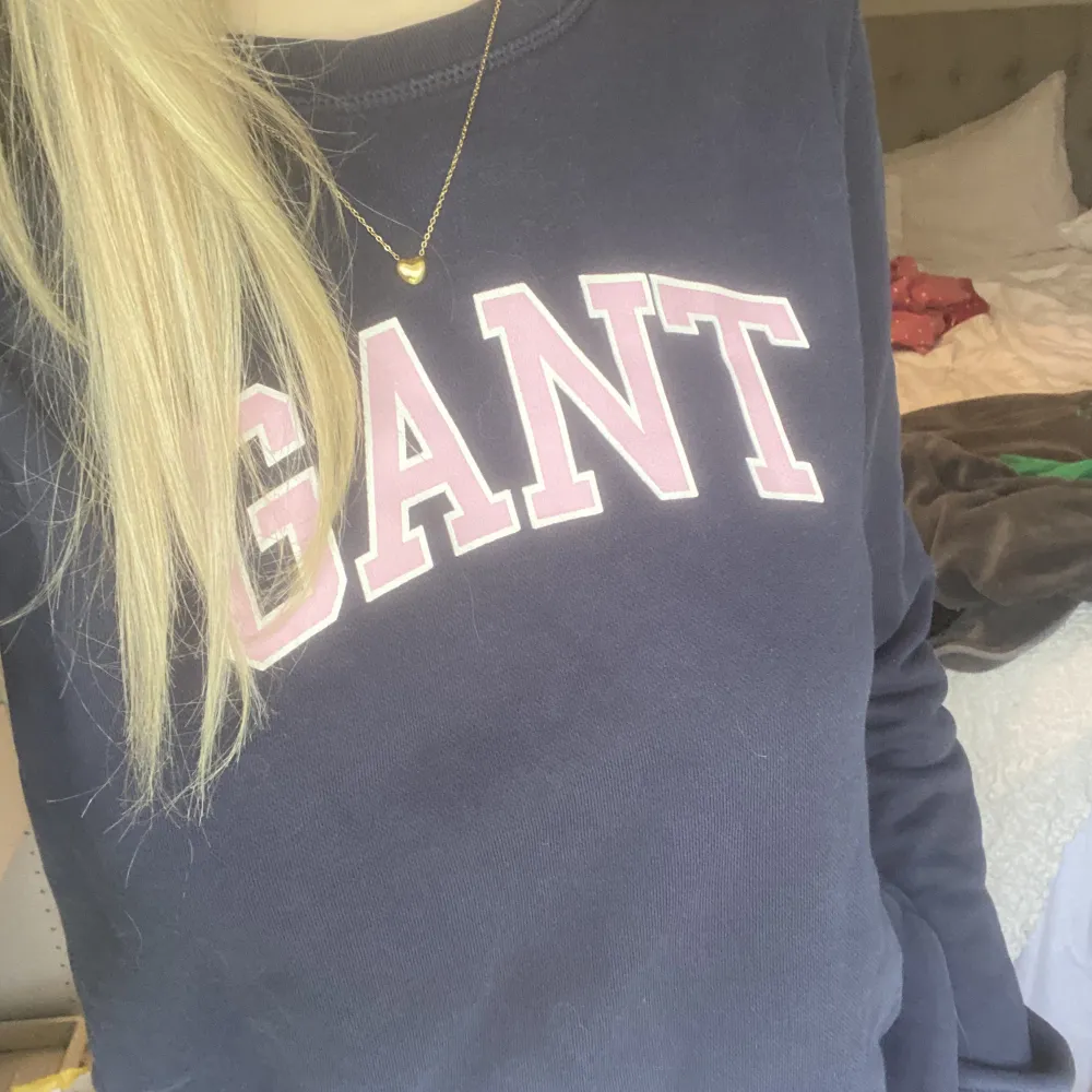 Gant tröja i marinblått och rosa, i barnstorlek (158/164) men passar mig som brukar ha Xs/S💓. Tröjor & Koftor.