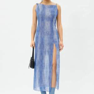Transparent klänning med slit från Weekday. Endast använd vid ett tillfälle så är i bra skick, inga slitage.   Nypris: 450 kr 