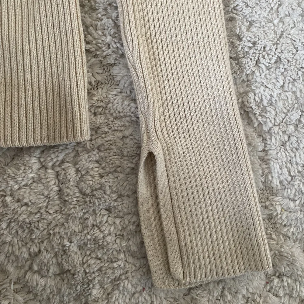 Vit/beige ribbstickad tröja från GinaTricot i strl xl (sitter som s-m). Köpt för ett år sen och använd två gånger. Mycket bra skick, säljer för att den inte kommer till användning.   Köparen står för frakten:)). Tröjor & Koftor.