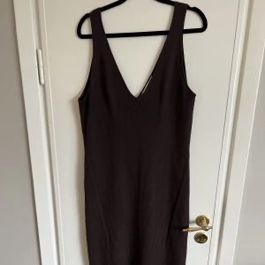 Klänning - Stickad långklänning med slits (med knappar) på sidan Använd 1 gång 