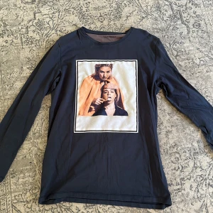 Limitato tröja - Hej säljer nu min fräscha limitato tröja som lätt kan stylas med te,x en zip hoodie! Skicket på denna tröja är 9/10 knappt använd! Har ni funderingar så tveka inte på att skriva till mig