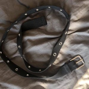 Skärp  - Säljer de här tygskärpet från monki. Jättebra skick, använt fåtal gånger. Säljer just för jag inte använder det.