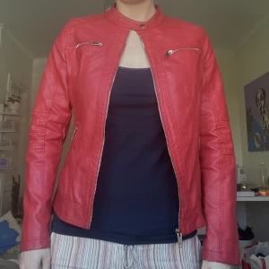 Röd äkta läderjacka - Läderjacka i storlek M. Äkta läder. Inga defekter. Märke hopeh.