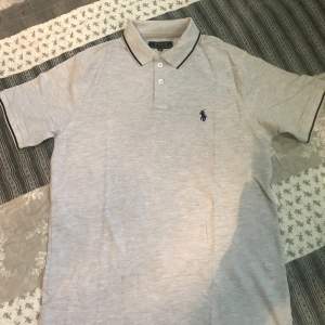 Väldigt fin polo shirt från Ralph Lauren  Storlek: M 