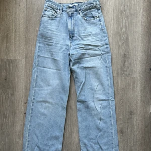 Levi's High Loose  - Levi's High Loose, storlek 27 i midja. Nypris 1100kr Nyskick, aldrig använda. 