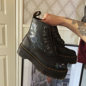 Dr Martens Sinclair Floral - Måste tyvärr inse att dessa är för små för mig 💔 nästintill oanvända och alltså inte ingådda. Original skokartong medföljer.