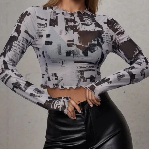 Cool crop top - Jätte cool och fin grå crop top med svarta coola detaljer. Ganska genomskinlig. Tyvärr för liten för mig:(