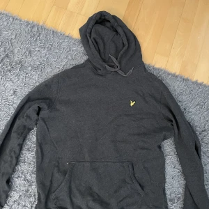 Lyle & Scott hoodie - Storlek L men den är ganska liten i storlek så skulle säga att det är m/s  Färg mörkgrå 